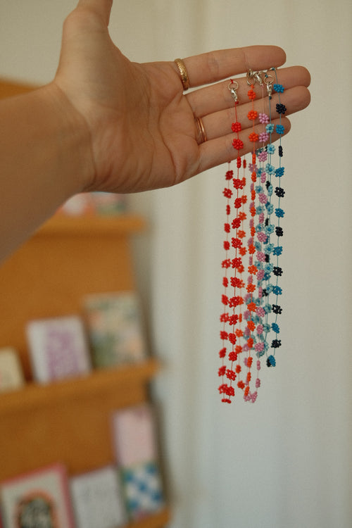 threaded daisy necklaces