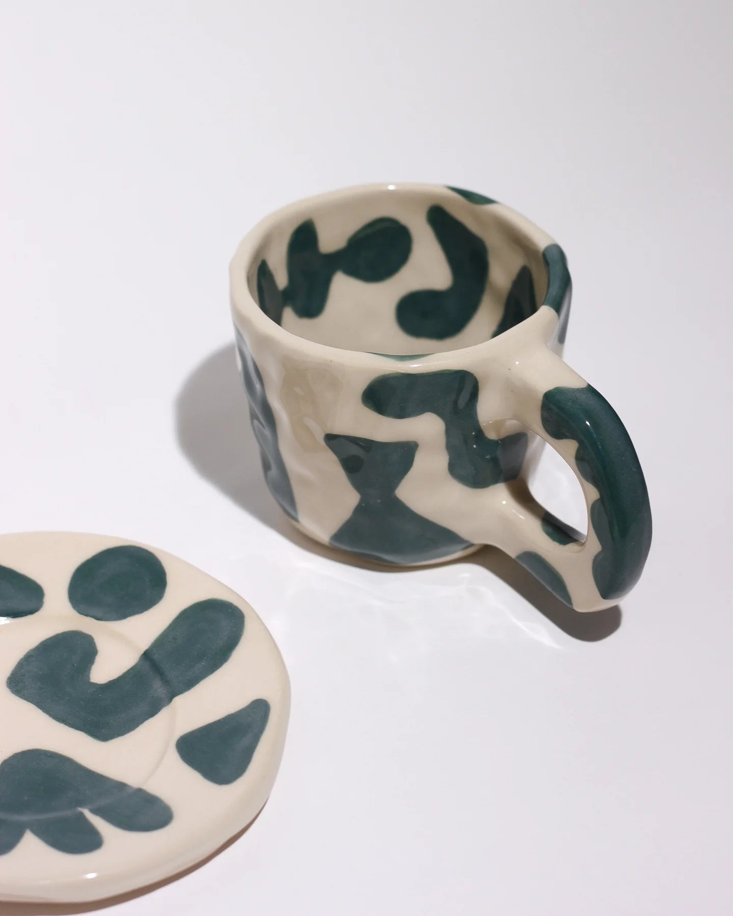 rolanda mug - green organic shapes