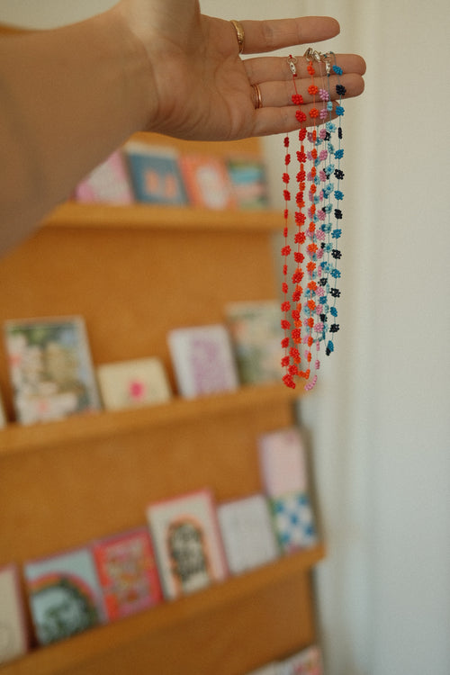 threaded daisy necklaces