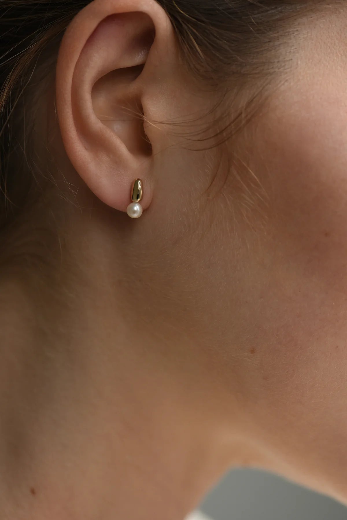 gold + fresh water pearl earring