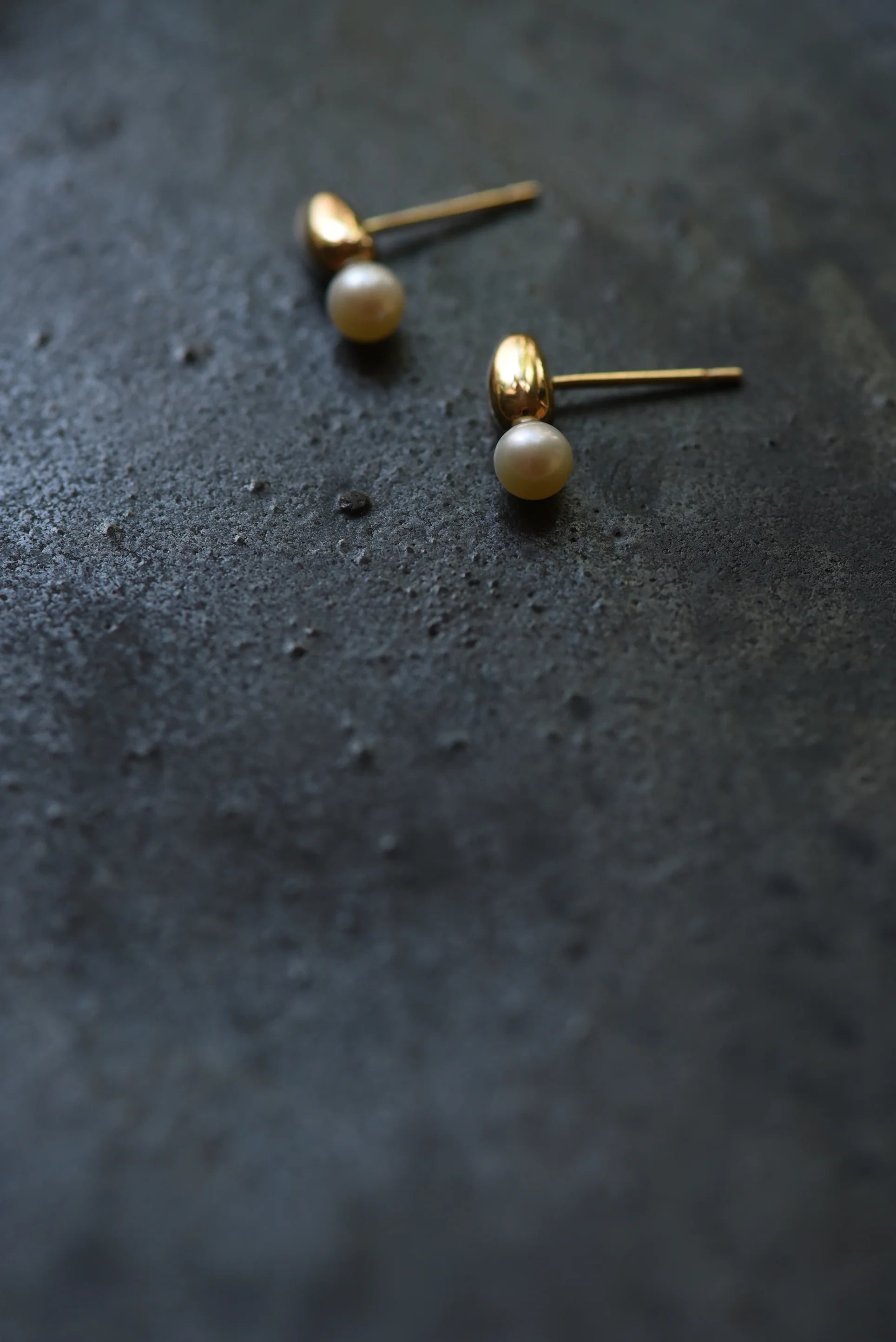 gold + fresh water pearl earring