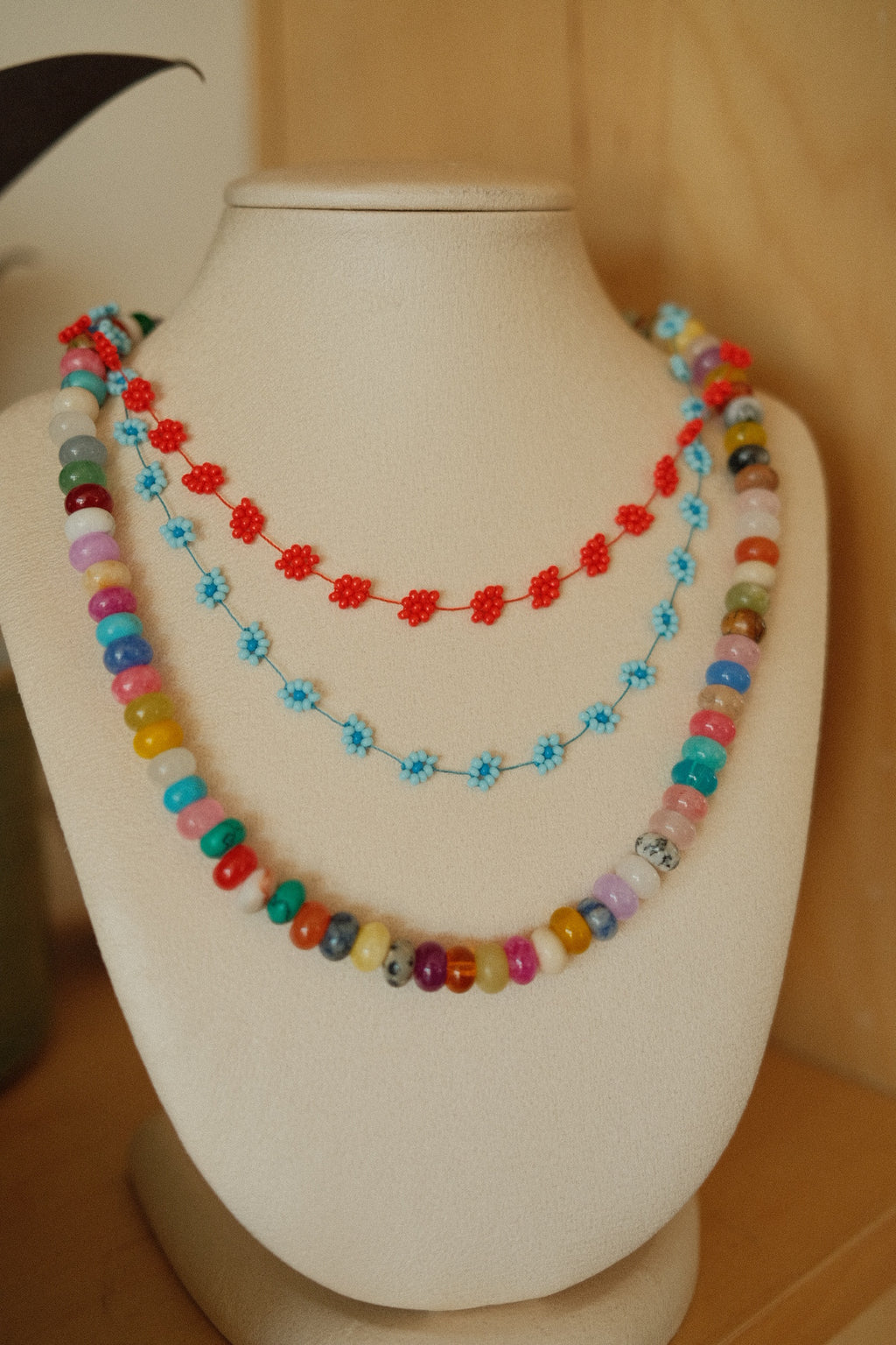 beaded daisy necklaces
