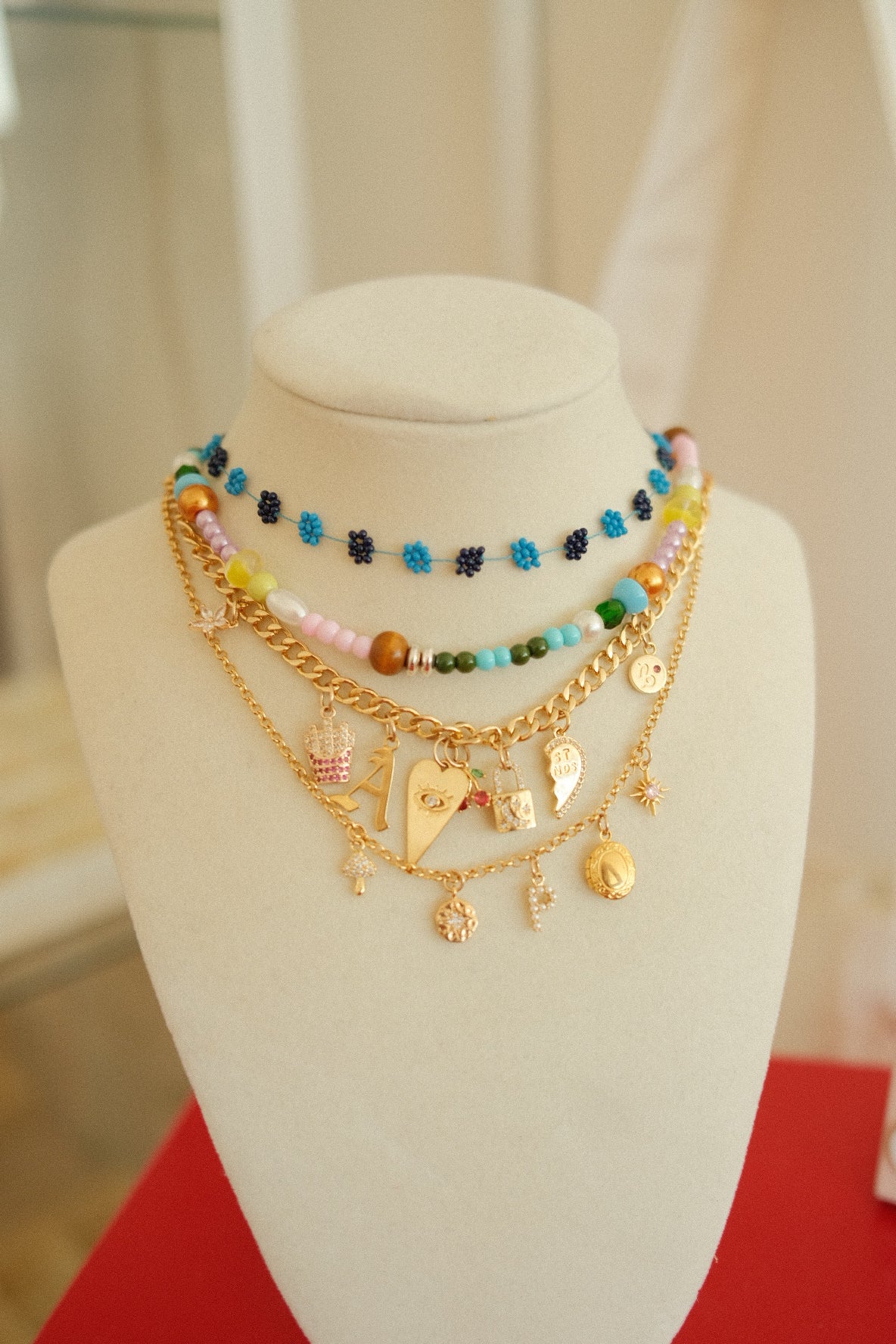 beaded daisy necklaces