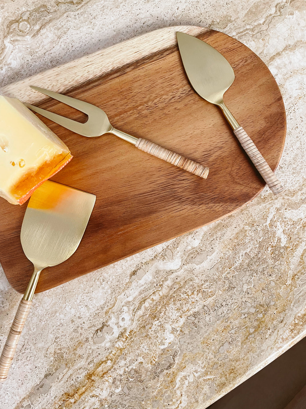suar cheese + cutting board